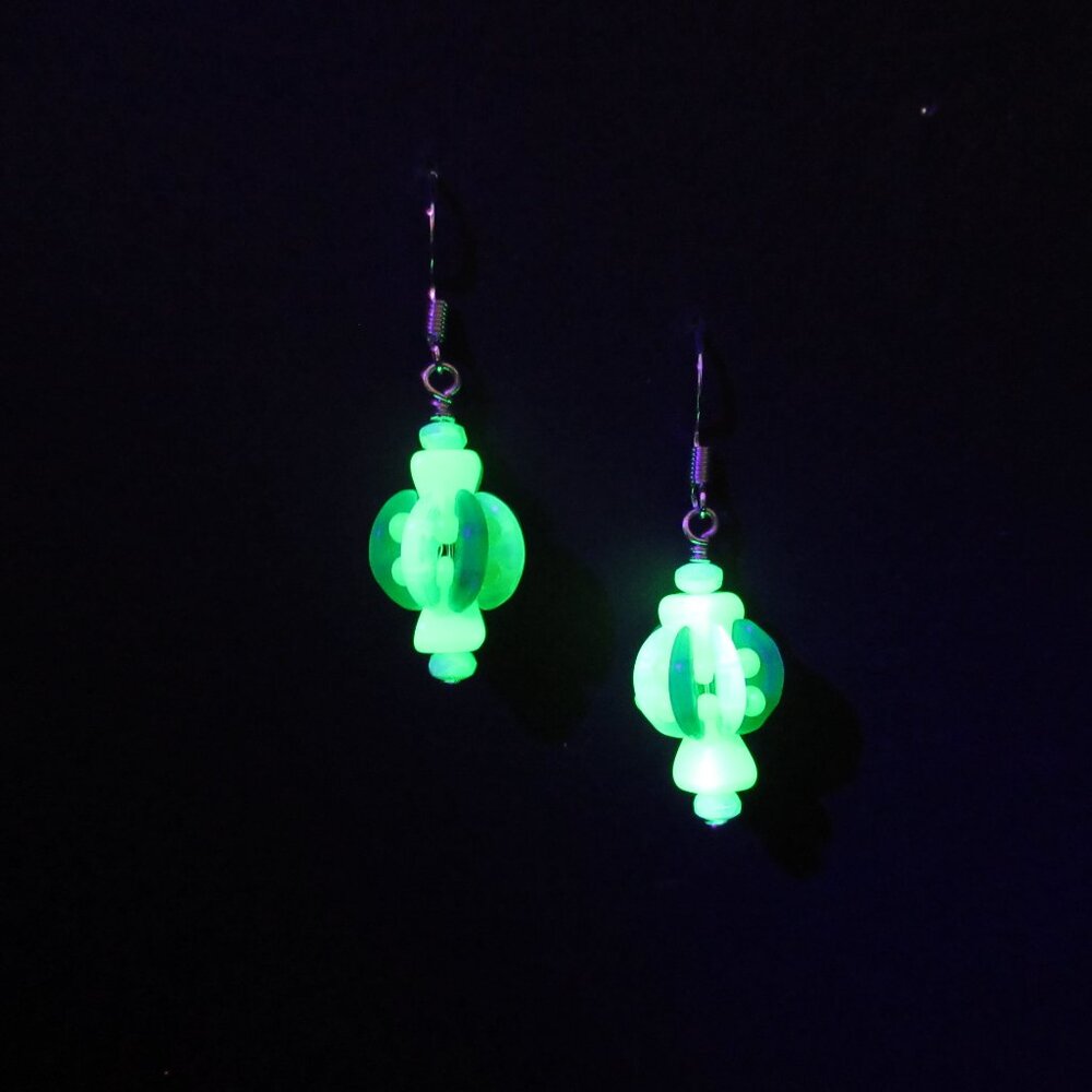 Uranium glass beaded bead earrings - Picture 5 of 13
